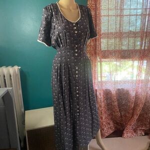 Demure floral button down dress with pockets! Size small